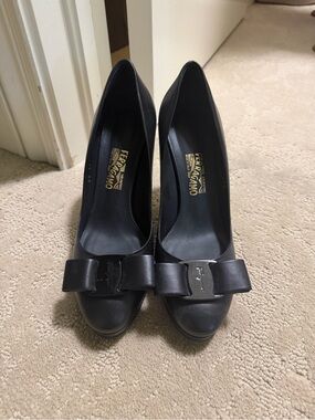 Salvatore Ferragamo Black Leather Vara Bow Pumps size 7.5